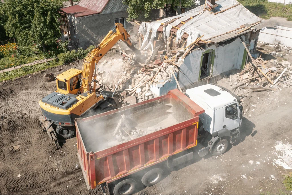 Вывоз мусора после сноса зданий с выездом в Казани в октябре