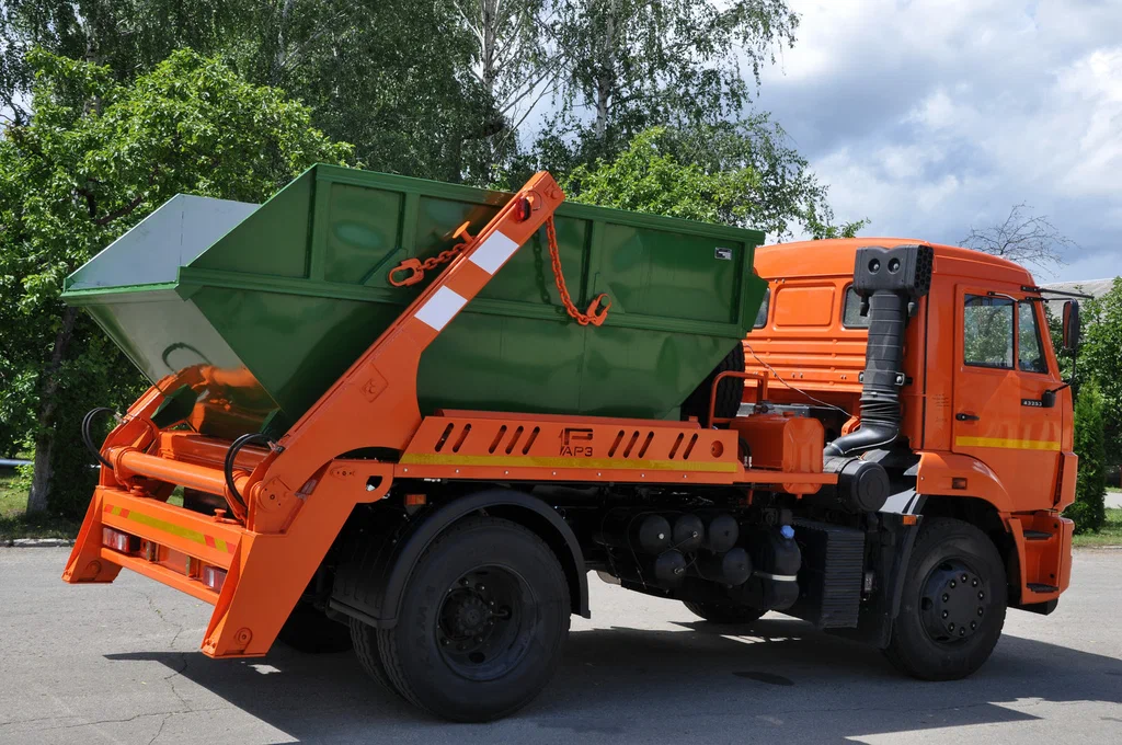 Заказ бункеровоза для вывоза мусора и отходов в Казани в октябре