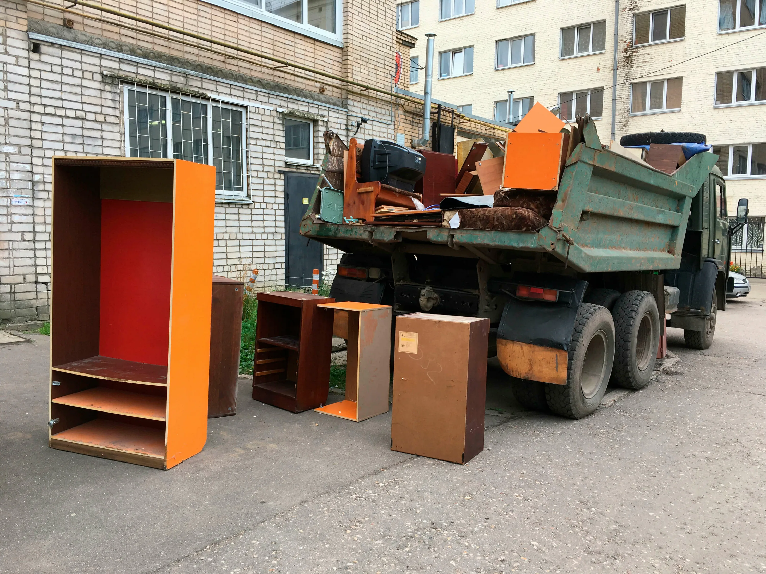 Утилизация старой мебели с вывозом и разбором в Казани в октябре