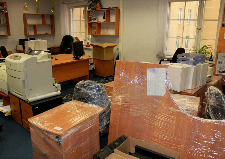 Вывоз старой офисной мебели в Казани в октябре