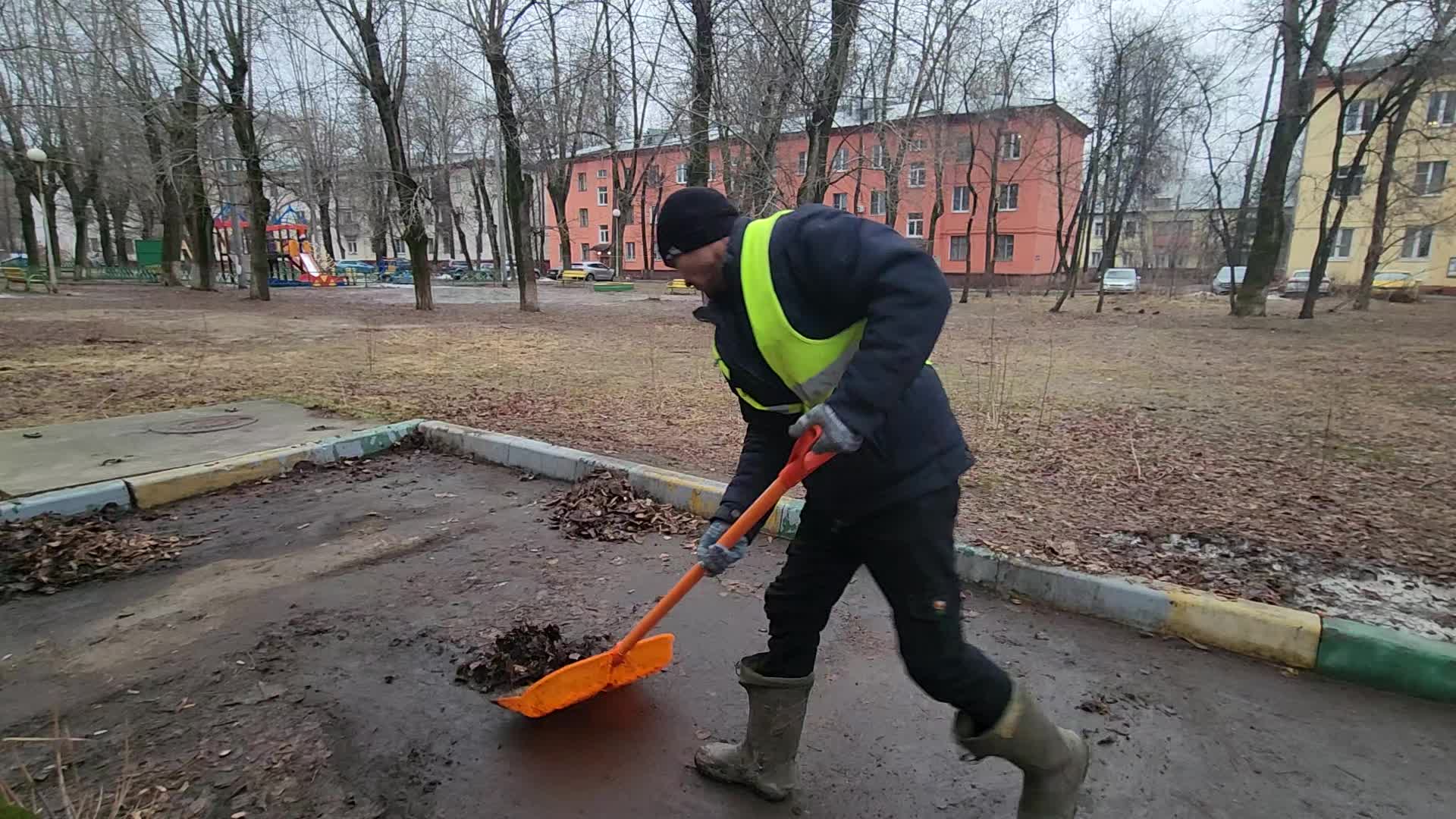 Уборка территорий в Казани в октябре