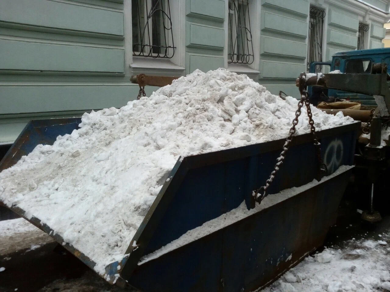 Вывоз снега контейнерами в Казани в октябре